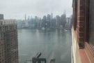 Long Island City 长岛市面对东河高层豪华公寓两室一厅出租