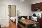 $780 Bayridge townhouse 顶层主卧，三个大窗户，独立卫生间