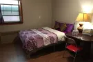 全新套房出租带有一个全套干净共用卫生间（只于一个人共用）, 一尘不染.有停车位.