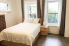 (无佣金) 宽敞舒适房间 (自带阳台), 居住环境安静,交通便利!