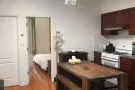 $780 Bayridge townhouse 顶层主卧，三个大窗户，独立卫生间
