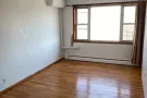 法拉盛面街56av正式三房一大厅1000尺对面公园超市方便一切好停车门口也有车位