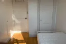 金城发holly ave有个单间出租。适合爱干净，不吸烟人士。有窗有床有衣柜高速