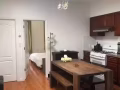 $780 Bayridge townhouse 顶层主卧，三个大窗户，独立卫生间